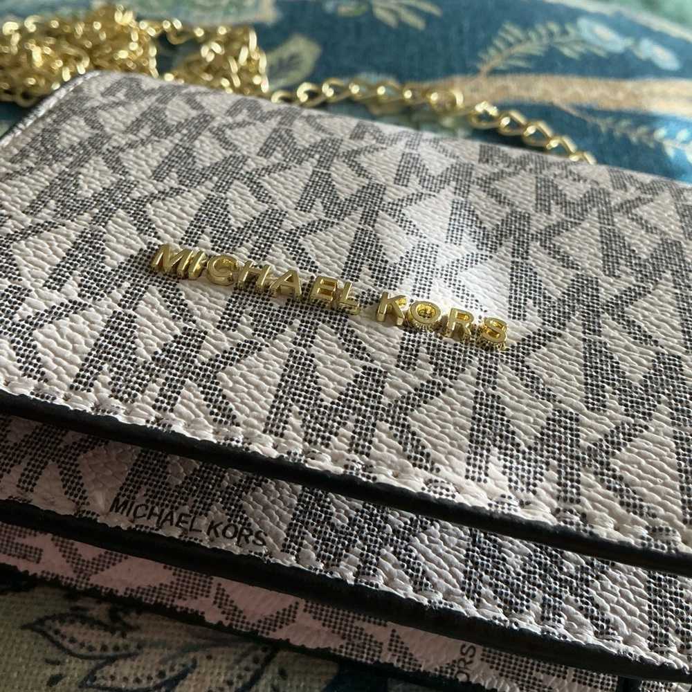 Trendy MK-inspired mini crossbody wallet bag 🤍✨